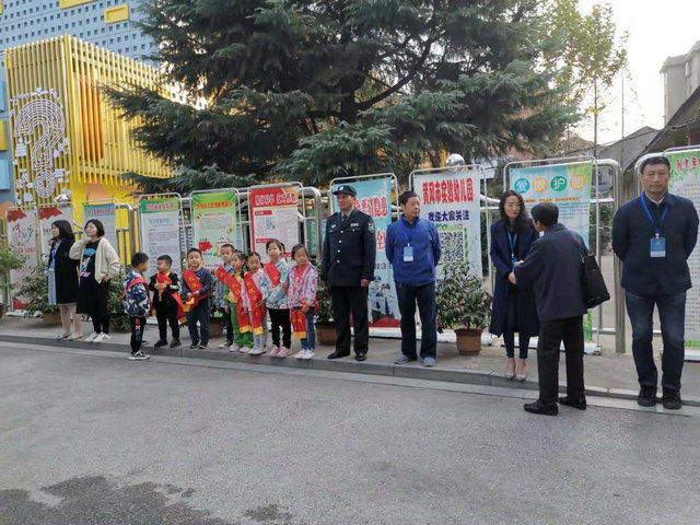 黃岡市實驗幼兒園保安站崗